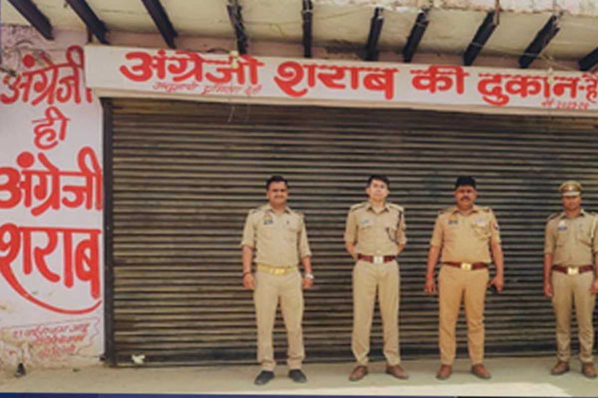 ग्रेटर नोएडा में वाइन शॉप सेल्समैन की हत्या के मामले में दुकान सीज ग्रेटर नोएडा में वाइन शॉप सेल्समैन की हत्या के मामले में दुकान सीज